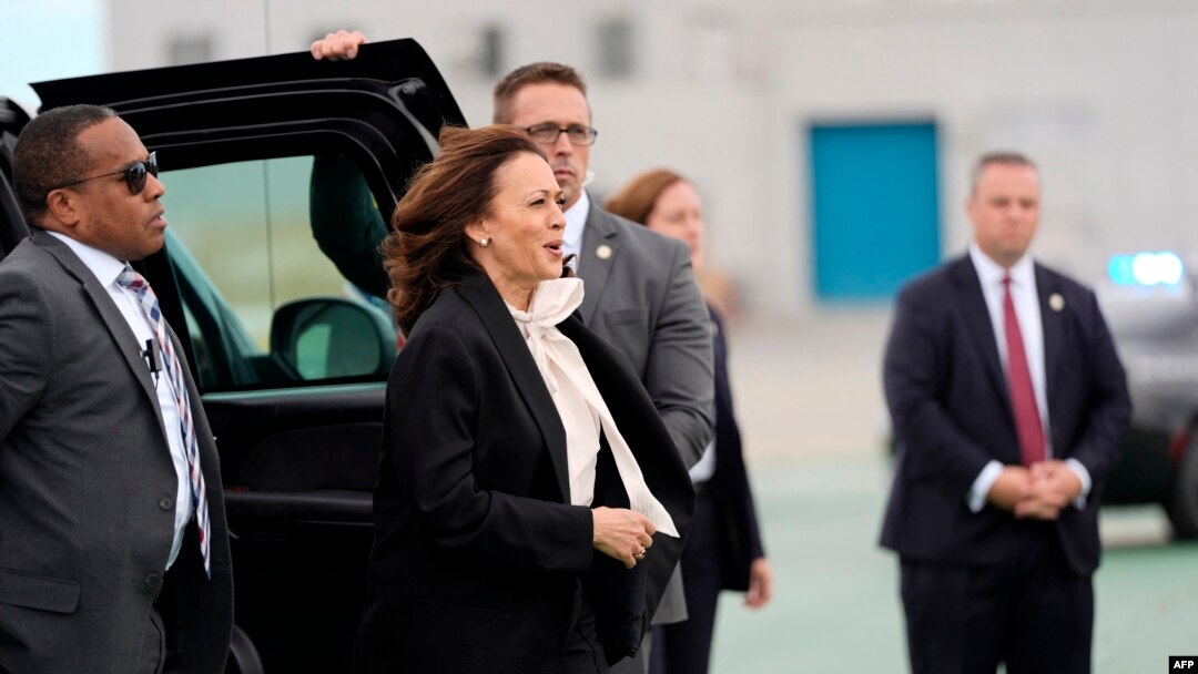 La vicepresidenta de Estados Unidos y candidata presidencial demócrata, Kamala Harris, camina para abordar el Air Force Two en el Aeropuerto Internacional de San Francisco el 11 de agosto de 2024, en San Francisco, California, mientras regresa a Washington, DC.