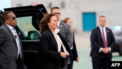 La vicepresidenta de Estados Unidos y candidata presidencial demócrata, Kamala Harris, camina para abordar el Air Force Two en el Aeropuerto Internacional de San Francisco el 11 de agosto de 2024, en San Francisco, California, mientras regresa a Washington, DC.