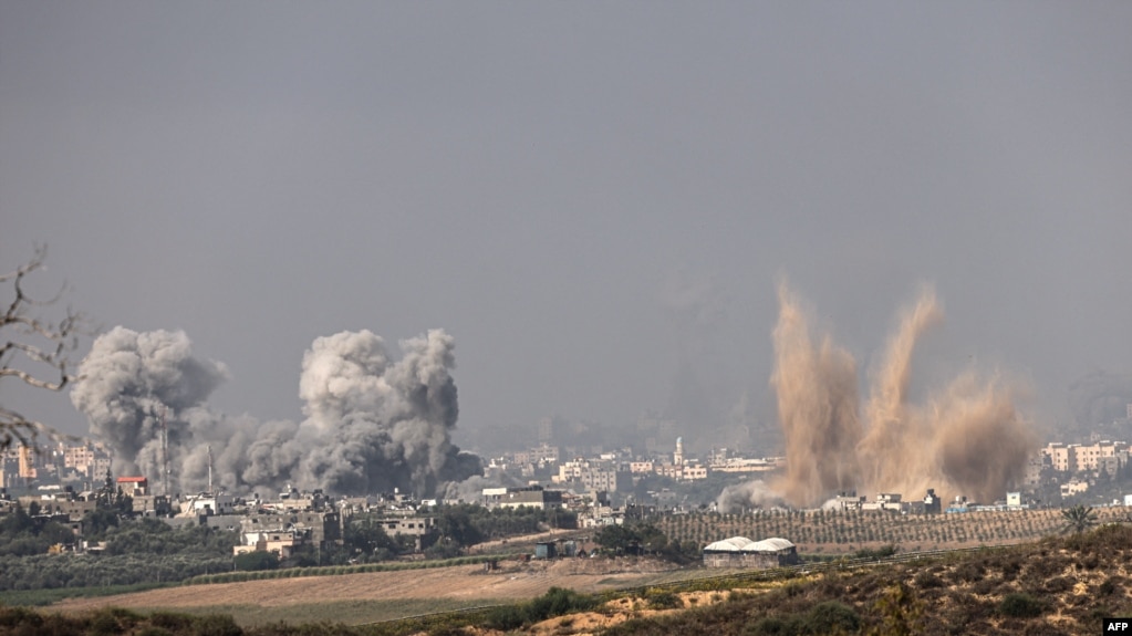 Những cột khói bốc lên từ phía Bắc Gaza sau không kích của Israel.