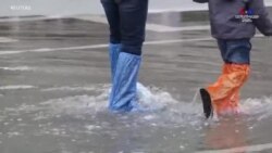 Վենետիկի Սուրբ Մարկոսի հրապարակով զբոսաշրջիկները շրջում են կոշիկների գույնզգույն ծածկոցներով