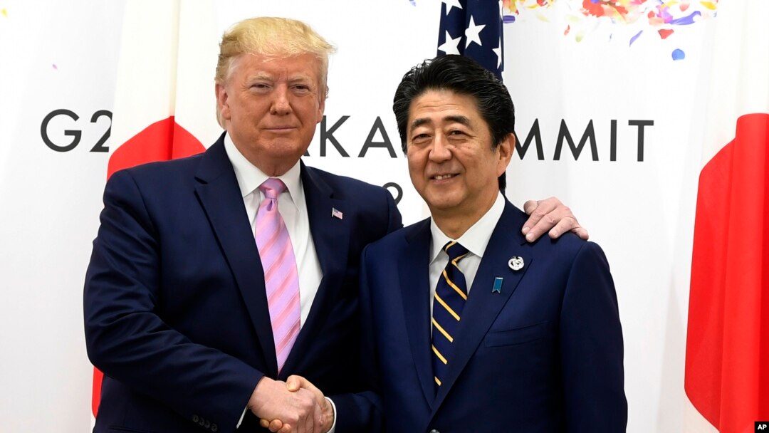 Presiden AS Donald Trump bertemu dengan Perdana Menteri Jepang Shinzo Abe di sela-sela KTT G-20 di Osaka, Jepang, 28 Juni 2019. 