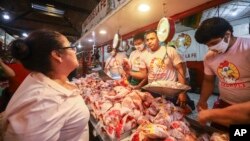 Los empleados esperan por clientes en un popular mercado de Managua, Nicaragua, el 7 de abril de 2020. Los restaurantes estuvieron vacíos, con poco tráfico en las calles y menos turistas en las playas. 