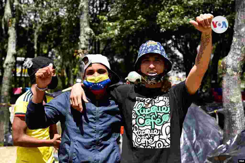 Los migrantes se&#241;alan estar esperanzados con la llegada de buses que, seg&#250;n ellos, les brindar&#225;n un par de organizaciones.