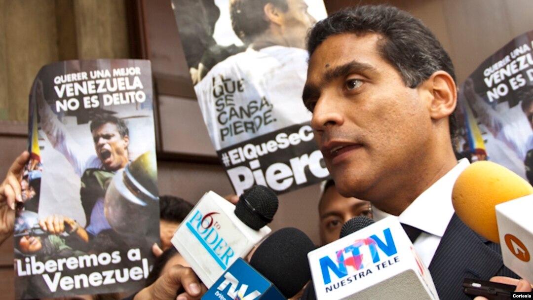 Juan Carlos Gutiérrez, abogado de Leopoldo López, solicitó diferir la audiencia de juicio prevista para el 23 de julio hasta que se admitan las pruebas de su defensa. (Cortesía Partido Voluntad Popular)