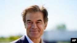 Mehmet Oz posjećuje auto-školu u Allentownu, Pennsylvania, 23. septembra 2022. Njega je novoizabrani predsjednik Donald Trump predložio da služi kao administrator centara za Medicare & Medicaid usluge.