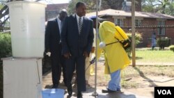 Umphathintambo wezempilakahle, uDokotela Obadiah Moyo, esibhedlela se Beatrice Infectious Diseases okwelatshwa khona icholera.