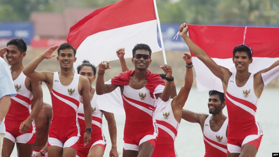 Tim dayung putra Indonesia merayakan kemenangan merebut medali emas di nomor final lightweight eight di Asian Games, Palembang, Jumat, 24 Agustus 2018.