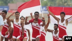 Tim dayung putra Indonesia merayakan kemenangan merebut medali emas di nomor final lightweight eight di Asian Games, Palembang, Jumat, 24 Agustus 2018.