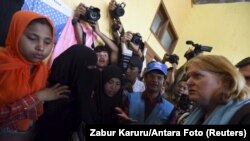 美国国务院主管人口、难民和移民事务局的助理国务卿安娜·理查德（右）在印尼亚齐省的一个临时庇护所访问罗兴亚难民（2015年6月2日）