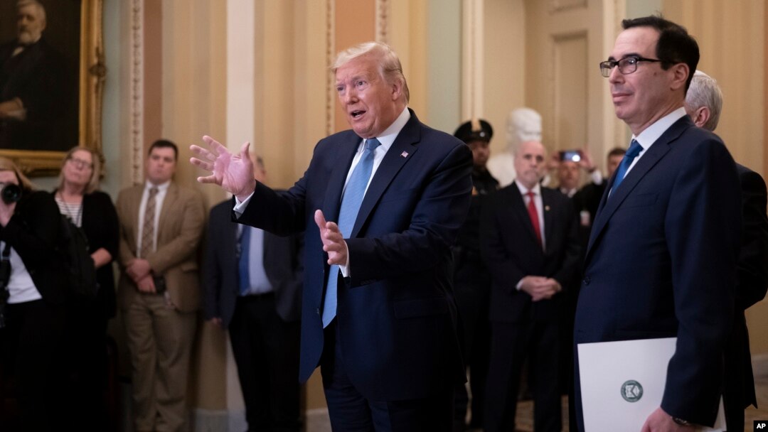 Presiden AS Donald Trump dan Menkeu Steven Mnuchin (kanan) berbicara kepada media setelah bertemu anggota Kongres Partai Republik di gedung Capitol (10/3). 