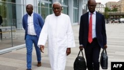 Lamine Diack, ancien chef de l'Association internationale des fédérations d'athlétisme (aujourd'hui World Athletics), quitte le palais de justice de Paris, le 10 juin 2020.