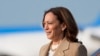 La vicepresidenta Kamala Harris desciende del Air Force Two al llegar a la Base Aérea Andrews en Maryland, el sábado 27 de julio de 2024. Harris regresa a Washington después de participar en un evento político en Pittsfield, Massachusetts.