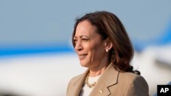 La vicepresidenta Kamala Harris desciende del Air Force Two al llegar a la Base Aérea Andrews en Maryland, el sábado 27 de julio de 2024. Harris regresa a Washington después de participar en un evento político en Pittsfield, Massachusetts.