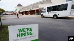Un supermercado Publix en Richmond, Virginia, solicita empleados en junio de 2021 para cubrir sus plazas tras la crisis creada por la pandemia del coronavirus en EE. UU.