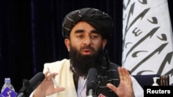 Juru bicara Taliban Zabihullah Mujahid berbicara selama konferensi pers di Kabul, Afghanistan 17 Agustus 2021. (Foto: Reuters)