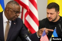 Menteri Pertahanan AS Lloyd Austin III berbicara dengan Presiden Ukraina Volodymyr Zelenskiy selama dua hari di markas besar NATO di Brussels, Belgia, 11 Oktober 2023. (Foto: via REUTERS)