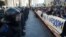 Демонстранти і правоохоронці під парламентом