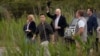 El presidente de Estados Unidos, Joe Biden, saluda mientras se dirige al helicóptero presidencial Marine One en Gordon's Pond en Rehoboth Beach, Delaware, EEUU, en ruta a Wilmington, Delaware, el 2 de junio de 2024. REUTERS/Anna Rose Layden