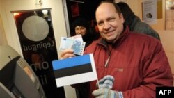 Новогоднаяя ночь: житель Эстонии с банкнотами евро.