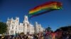 Para peserta ikut serta dalam parade pro-LGBT, World Pride, di Madrid, Spanyol, 1 Juli 2017 (foto: REUTERS/Juan Medina)