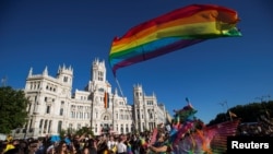 Para peserta ikut serta dalam parade pro-LGBT, World Pride, di Madrid, Spanyol, 1 Juli 2017 (foto: REUTERS/Juan Medina)