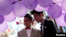 Un couple homosexuel participe à un mariage à Monterrey le 16 février 2013.