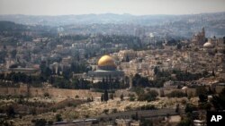 Masjid Kubah Batu di kompleks Masjid Al Aqsa, yang dikenal oleh orang Yahudi sebagai Temple Mount, terlihat di Kota Tua Yerusalem. (Foto: AP)