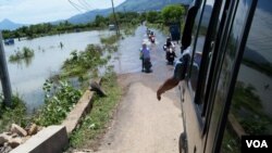 Banjir masih menggenangi kawasan pemukiman di pinggiran Banda Aceh hari Rabu, 5/11 (foto: VOA: Budi Nahaba).