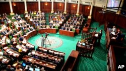 Le Premier ministre tunisien Youssef Chahed donne un discours au Parlement, à Tunis, le 26 août 2016.