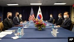 토니 블링컨(왼쪽) 미 국무장관과 정의용(오른쪽) 한국 외교장관이 12일 하와이 호놀룰루에서 회담하고 있다.