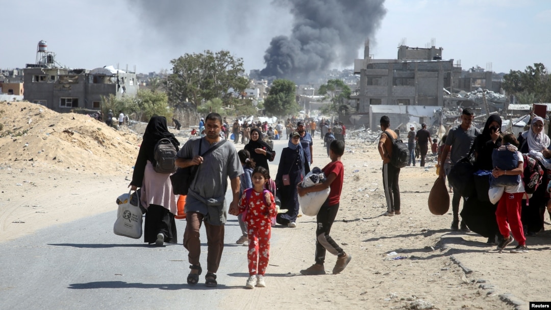 Warga Palestina kembali harus mengungsi dari wilayah di bagian timur Khan Younis menyusul perintah evakuasi Israel, di Khan Younis di Jalur Gaza selatan, Senin 7 Oktober 2024. 