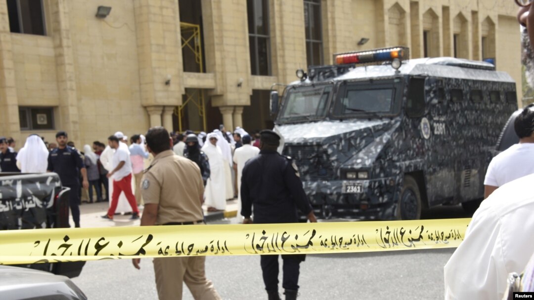 Polisi menjaga ketat lokasi di sekitar Masjid Imam Shadiq pasca ledakan bom saat salat Jumat, di daerah Al Sawaber, Kuwait (26/6).