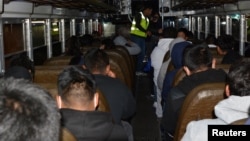 Para migran Guatemala duduk di bus setelah tiba dengan penerbangan deportasi dari AS di Pangkalan Angkatan Udara La Aurora di Guatemala City, Guatemala, 24 Januari 2025.