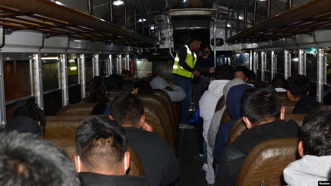 Migranti iz Gvatemale u autobusu poslije leta za deportaciju iz SAD u Gvatemala Cityju, Gvatemala, 24. januara 2025. (Foto: Instituto Guatemalteco de Migracion/Handout via REUTERS)