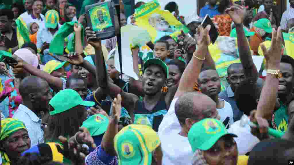 Wafuasi wa chama tawala Tanzania CCM Washerehekea ushindi wa mgombea rais John Magufuli