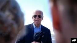 El presidente de EEUU, Joe Biden, habla con los repoteros antes de tomar el avión presidencial después de un acto de campaña en Madison, Wisconsin, el 5 de julio de 2024.