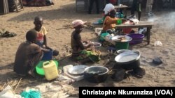 Les femmes préparent des morceaux de poisson Ndagale péchés dans le lac Tanganyika (VOA/ Christophe Nkurunziza).