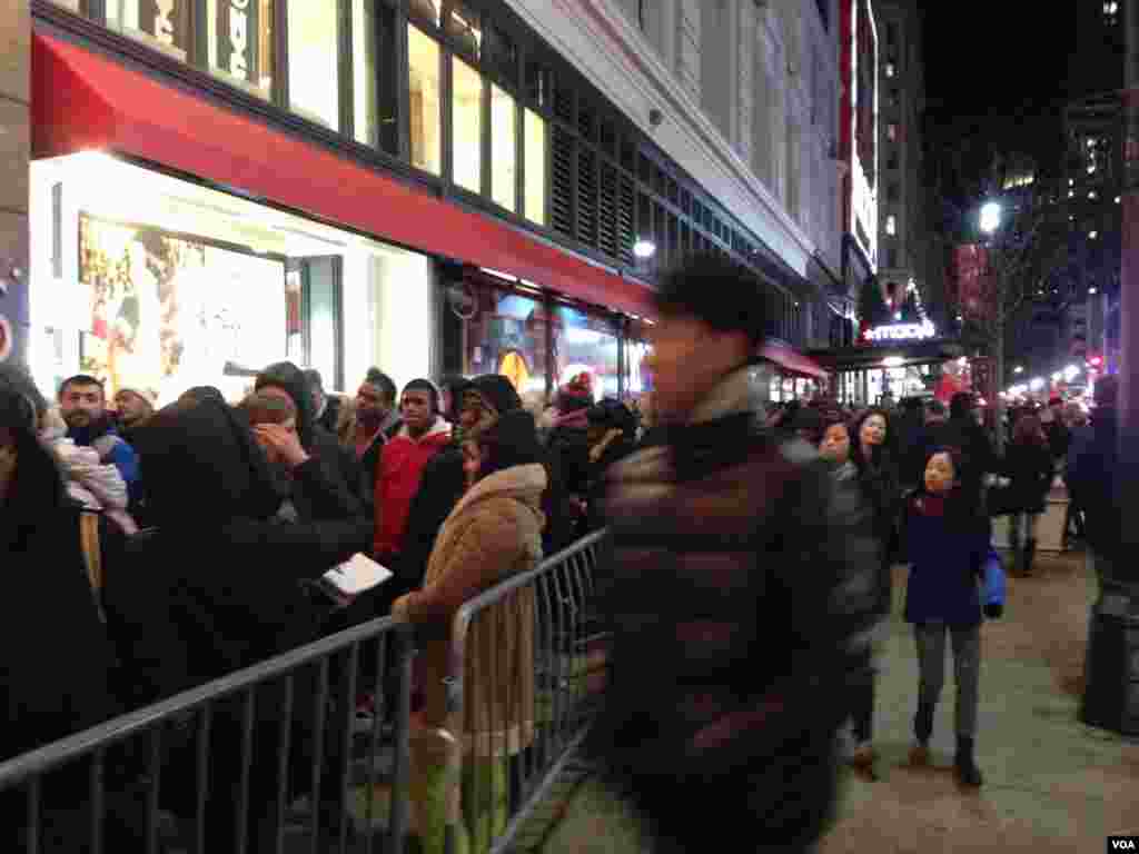 The crowd outside Macy&#39;s Herald Square in New York ahead of the store opening on Thanksgiving, Nov. 28, 2013. (Sandra Lemaire/VOA)