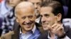 រូប​ឯកសារ៖ លោក Hunter Biden (ស្តាំ) និង​ឪពុក​របស់​លោក​គឺ​លោក Joe Biden ចូល​រួម​ទស្សនា​ការ​ប្រកួត​កីឡា​បាល់បោះ​មួយ​នៅ​រដ្ឋធានី​វ៉ាស៊ីនតោន កាល​ពី​​ឆ្នាំ​២០១០។