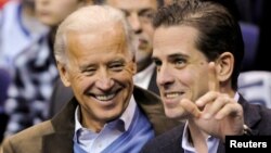 រូប​ឯកសារ៖ លោក Hunter Biden (ស្តាំ) និង​ឪពុក​របស់​លោក​គឺ​លោក Joe Biden ចូល​រួម​ទស្សនា​ការ​ប្រកួត​កីឡា​បាល់បោះ​មួយ​នៅ​រដ្ឋធានី​វ៉ាស៊ីនតោន កាល​ពី​​ឆ្នាំ​២០១០។