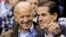 រូប​ឯកសារ៖ លោក Hunter Biden (ស្តាំ) និង​ឪពុក​របស់​លោក​គឺ​លោក Joe Biden ចូល​រួម​ទស្សនា​ការ​ប្រកួត​កីឡា​បាល់បោះ​មួយ​នៅ​រដ្ឋធានី​វ៉ាស៊ីនតោន កាល​ពី​​ឆ្នាំ​២០១០។