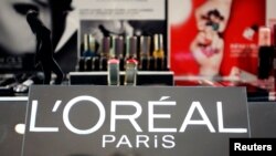 Logo L'Oreal di sebuah toko swalayan di Paris, 20 April 2015. (Foto:dok)