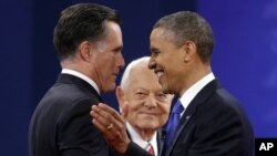 El moderador Bob Schieffer, al centro, observa a los candidatos Mitt Romney y Barack Obama saludarse al comienzo del debate.