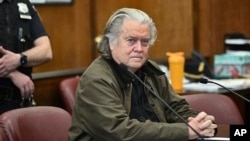 Steve Bannon se declara culpable de un cargo de fraude relacionado con el plan "We Build the Wall" (para levantar el muro fronterizo de Trump), el martes 11 de febrero de 2025, en el tribunal estatal de Nueva York. (Curtis Means/Pool Photo via AP).