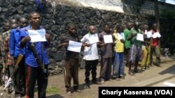 Des hommes accusés de faire partie d'un groupe armé à Goma, RDC, le 1er août 2016. (VOA/Charly Kasereka)