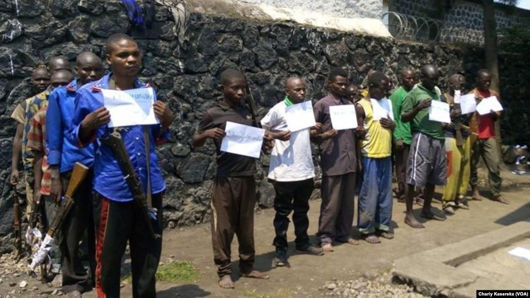 Bamwe mu bo leta ya Kongo ivuga ko bahoze mu mitwe yitwaje intwaro beretswe itangazamakuru i Goma, muri Kongo taliki 1/8/ 2016. (VOA/Charly Kasereka)