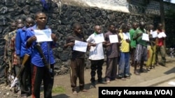 Bamwe mu bo leta ya Kongo ivuga ko bahoze mu mitwe yitwaje intwaro beretswe itangazamakuru i Goma, muri Kongo taliki 1/8/ 2016. (VOA/Charly Kasereka)