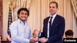 Jessel Recinos Fernández, (izq.) recibe el premio "Liderazgo juvenil emergente 2016" de manos del subsecretario de Estado para Diplomacia Pública y Asuntos Públicos de EE.UU., Richard Stengel. [Foto: Cortesía, Dep. de Estado].