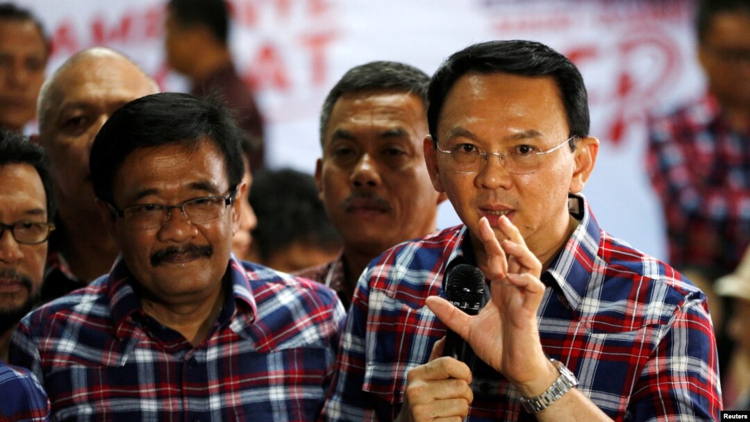 Gubernur DKI Jakarta, Djarot Saiful Hidayat bersama Gubernur Jakarta Basuki Tjahaja Purnama saat kampanye pemilihan kepala daerah DKI Jakarta November tahun lalu. (REUTERS/Darren Whiteside)