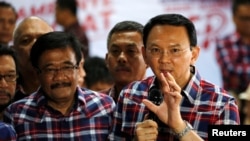 Gubernur DKI Jakarta, Djarot Saiful Hidayat bersama Gubernur Jakarta Basuki Tjahaja Purnama saat kampanye pemilihan kepala daerah DKI Jakarta November tahun lalu. (REUTERS/Darren Whiteside)